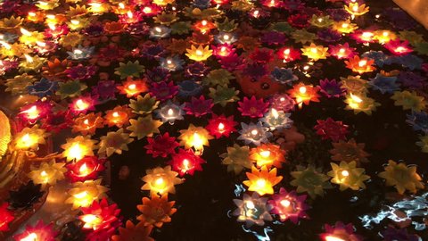 The floating candle on the water. – Video có sẵn