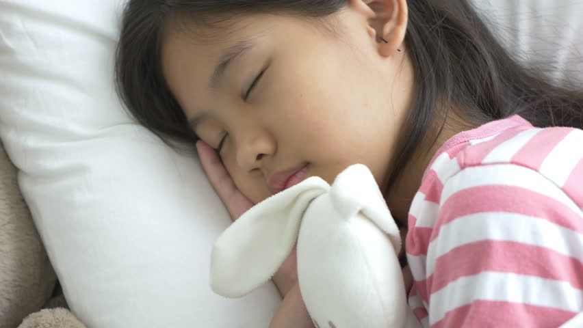 Спящие мать японка. Со спящими китайскими девушками. Азиатский ребёнок спить.