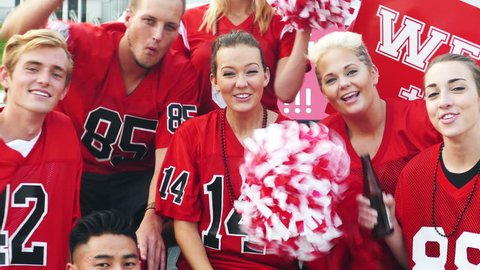 Tailgate: Woman With Pom Pom Leads Crowd In Cheering Vídeo Stock