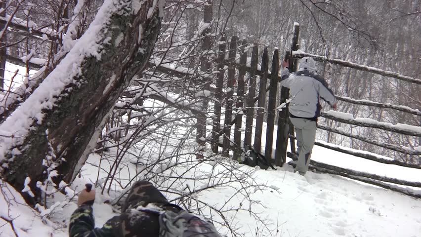 Tourists who go backpacking passing through a wooden gate, following the path that leads them to the cottage 33
