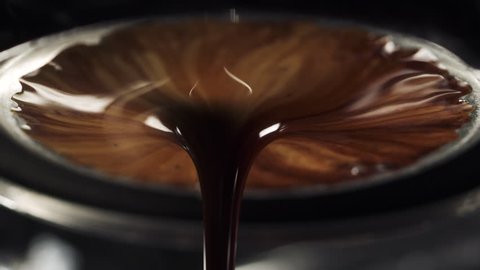 espresso brewing with bottomless portafilter with extraction in 180fps slowmo