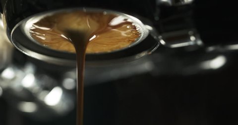 coffee extraction with bottomless portafilter from pro machine