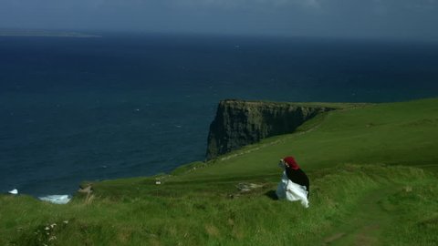 4k Shot of a Redhead Queen on Cliffs of Moher View in Ireland Arkistovideo