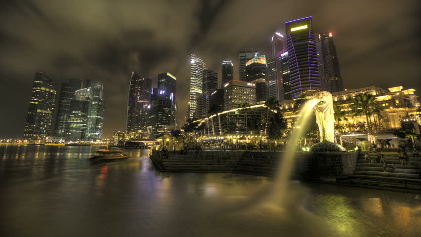 SINGAPORE - DEC 25 (Timelapse): Timelapse of the Merlion fountain and skyline of