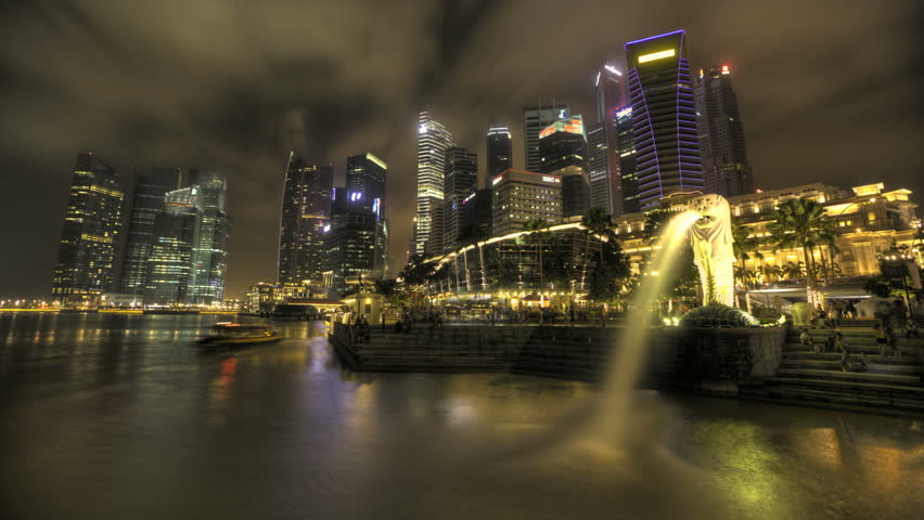 SINGAPORE - DEC 25 (Timelapse): Timelapse of the Merlion fountain and skyline of