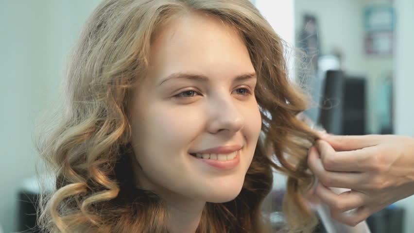 Master making hairstyle a girl at the beauty salon Royalty-Free Stock Footage #18923990