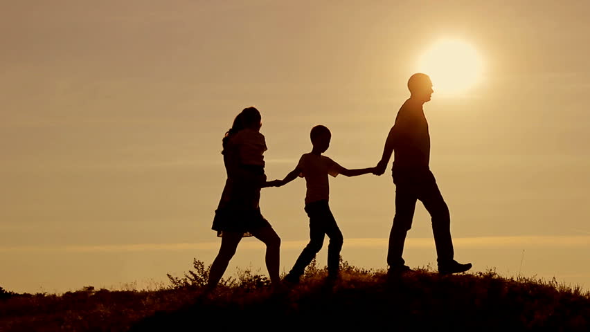 Пикник на природе. Семья z дети. Потерянная семья. Семья это счастье. Люди отдыхают на природе.