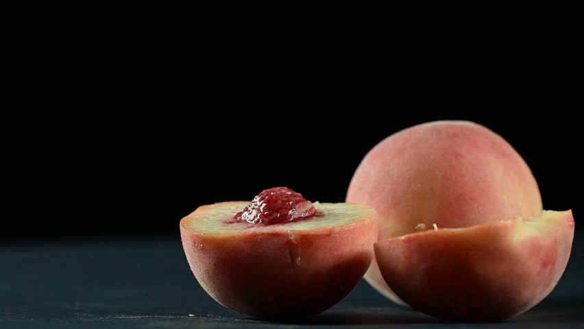 overview fresh juicy peaches cut half Stok Videosu (%100 Telifsiz) 19016797...