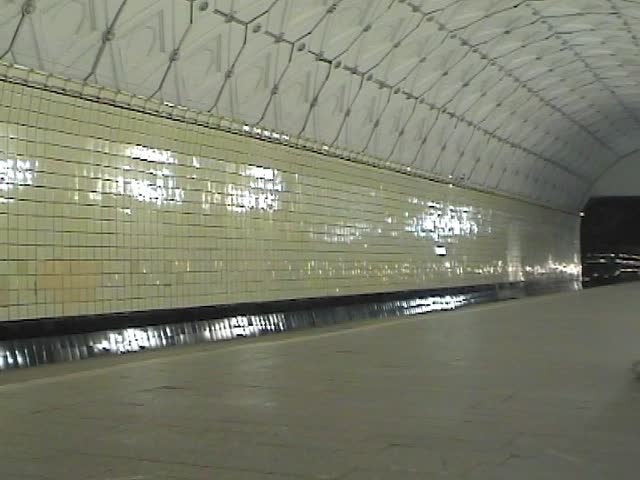 Train arrives to a subway station
