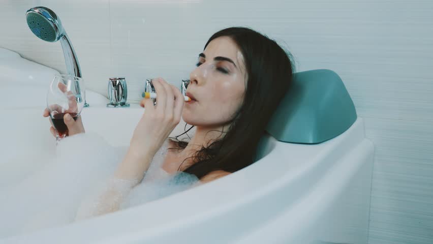 Курящая девушка в ванной. Успокаивающая ванна. Ванна treesse vision. Bathtub video. Холодная ванна.
