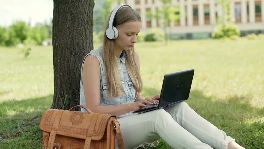 Студенты аудирование. Сарафан наушники трава. Listening up картинки. Student Listening to Music.