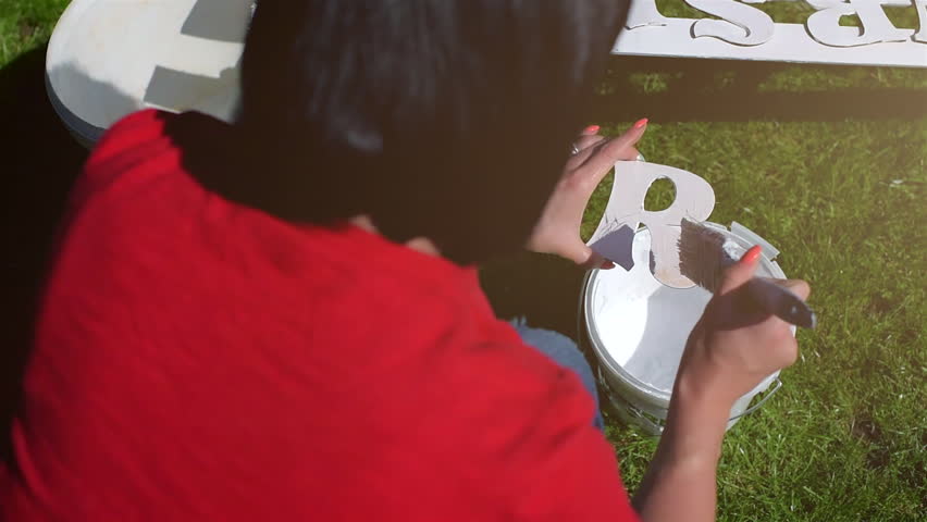 Decorator creates letters for wedding decoration decoration on wedding