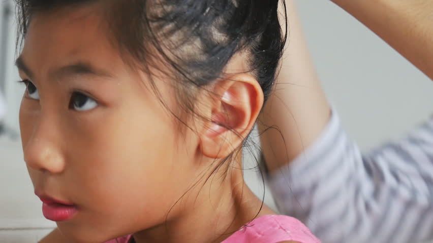 Women braids her daughter