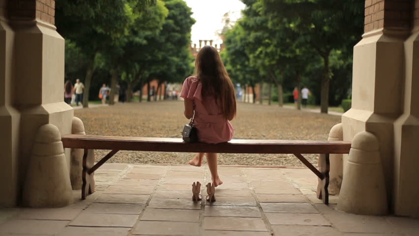 Teenage Girl Sitting Down On Bench: стоковое видео (без лицензионных платеж...