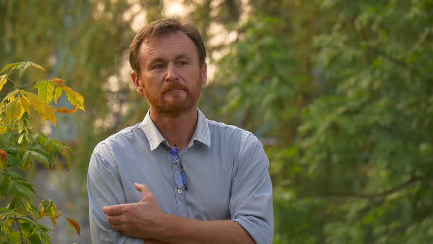 the Red-Bearded Grandfather Has a Transparent Tablet Computer.