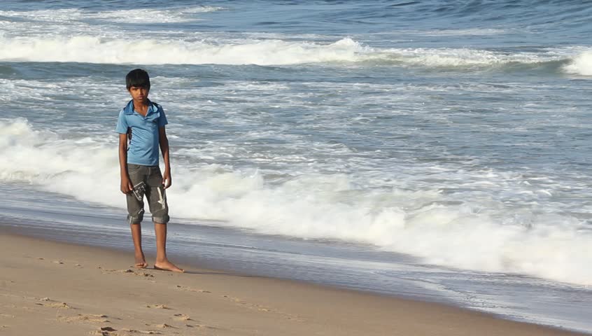 Отдыхающий мальчик. Довольный обрезанный мальчик. Мальчик на отдыхе. Relaxing boys. Мальчик полулежа.