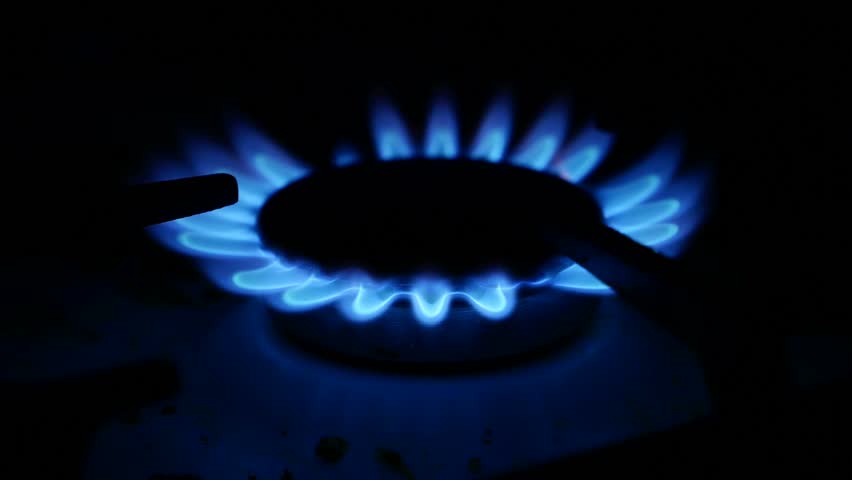 Видео про газ. Синее пламя газовой плиты. Голубая газовая плита. ГАЗ горит синим. Синее пламя газовой плиты сверху.