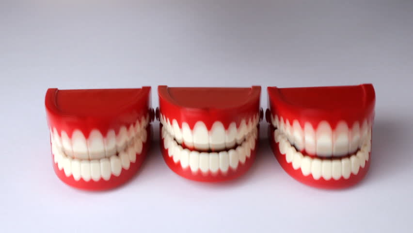 Line of clacking toy teeth