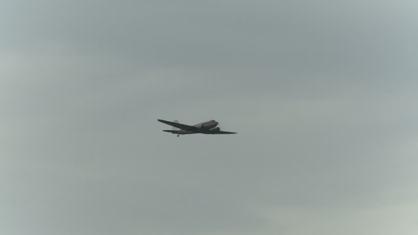 Douglas DC3 flyby