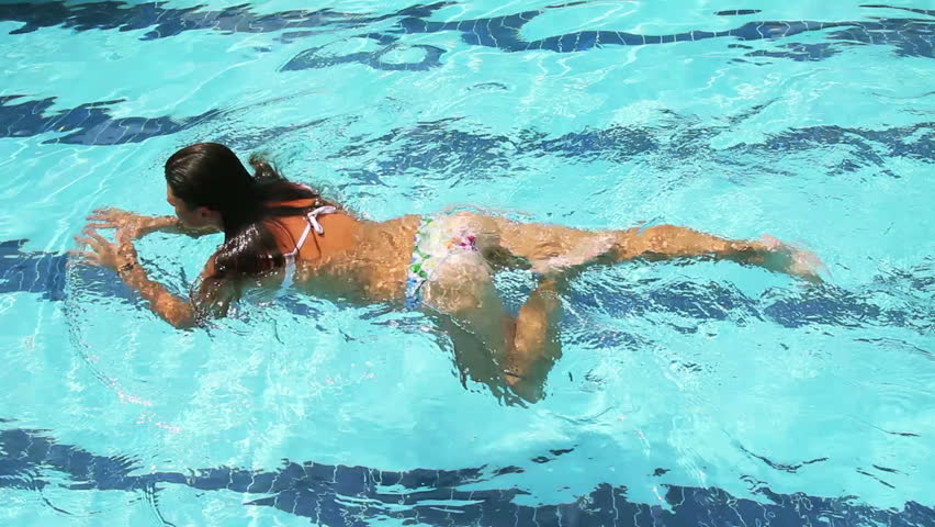 Получите стоковое видео «Woman Girl Swimming Pool Water Waves» продолжитель...