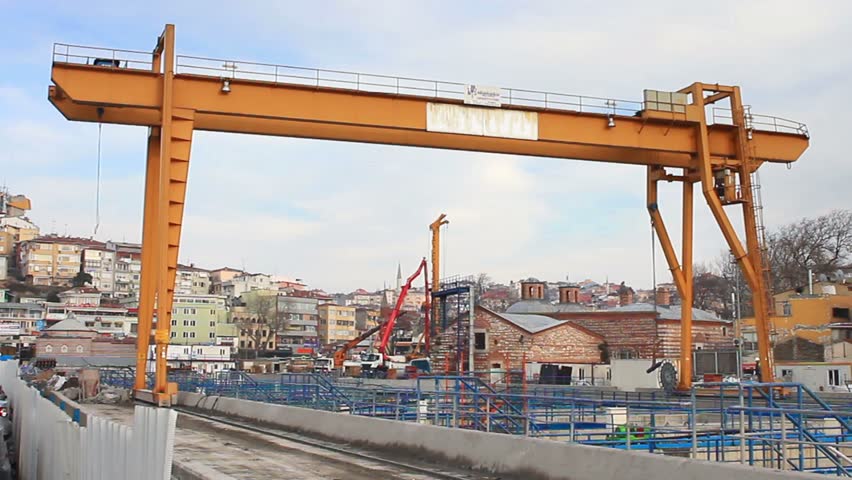 Girder gantry crane moves at construction site
