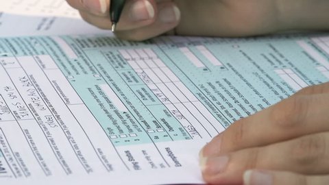 fill in the form for taxes: US taxes, tax return, young woman