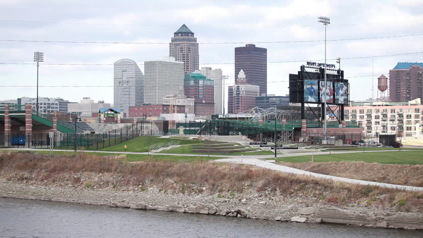 Des Moines, Iowa cityscape from a riverbank.