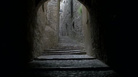 Dark lane in Girona, Spain, videoclip de stoc