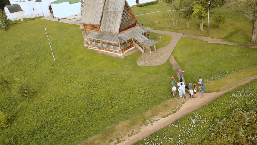 tourists near the wooden Church in Suzdal