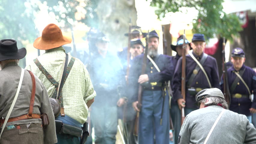 View of Union and Confederate Civil War soldiers in battle