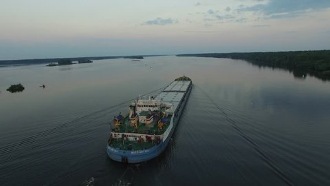 Река волга транспортная. Волга судоходная река. Горьковское водохранилище судоходство. Транспортная артерия Волги. Условия для судоходства Волги.