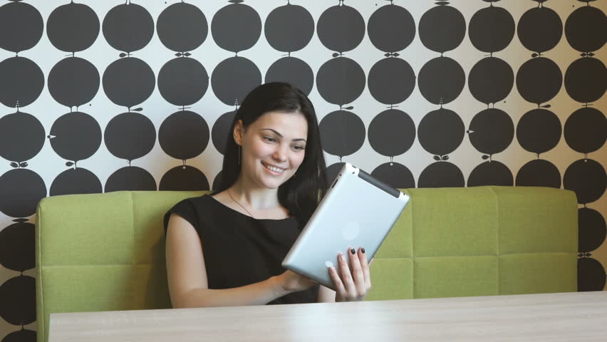 Model watching photos with a computer tablet