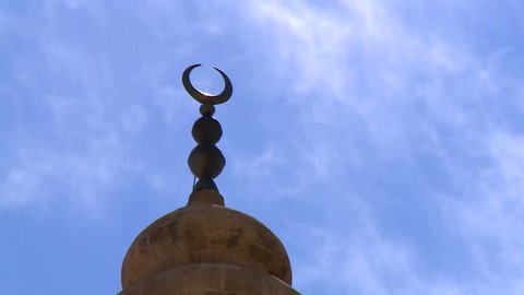 Footage of a mosqueÂ´s minaret over a blue sky