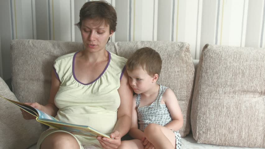 mother reading story his son: stockbeeldmateriaal en -video's (rechten...