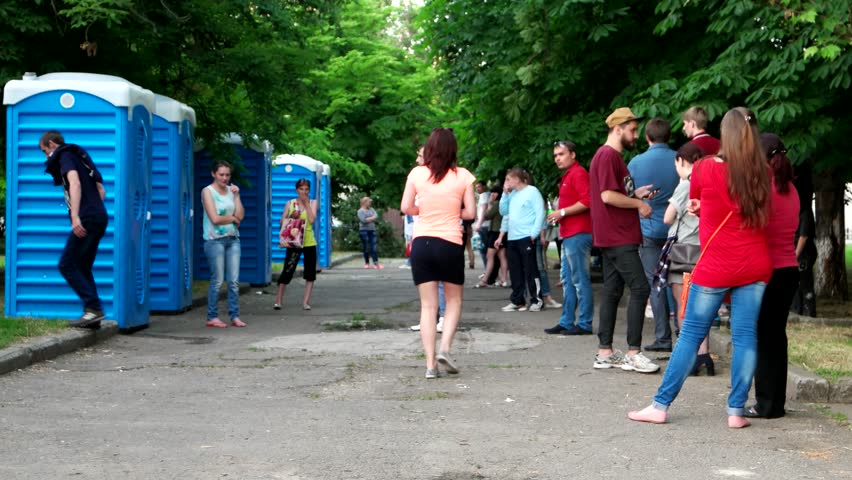 Сон очередь в туалет. Очередь в женский туалет. Приспичило в парке. Девушки в очереди. Девушку приспичило на улице.