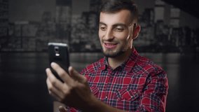 Young Attractive Lumbersexual Man Use Videochat no Smartphone