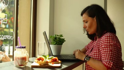 Women working laptop in coffee
