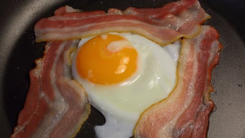 Fried eggs with bacon (timelapse, 4K: 4096x2304)