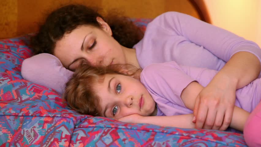 Под одеялом спящих мам. Мать у кровати. Девочка с мамой засыпает.