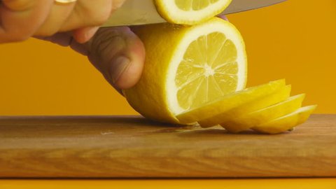 man's hand sliced lemon on chopping board closeup - Βίντεο στοκ