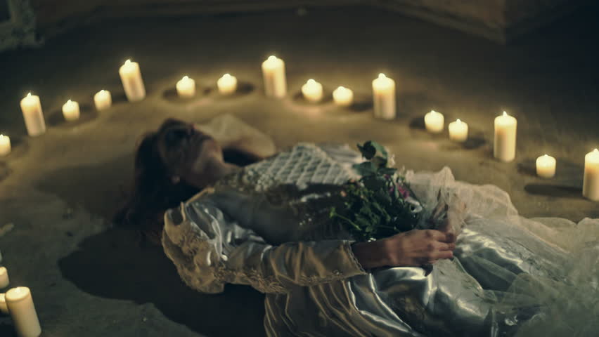 Сон еду с покойником. Гроб и свечи. Прекрасная покойница в гробу.