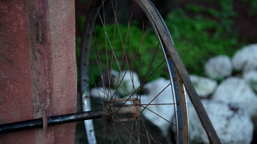 Electric pulley made from a bicycle wheel