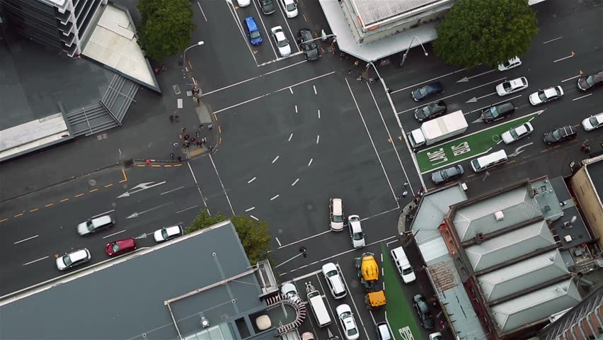 трехстороннее движение. сверху движение. Roundabout кольцевой перекрёсток. машина в движении. дорога с круговым движением.