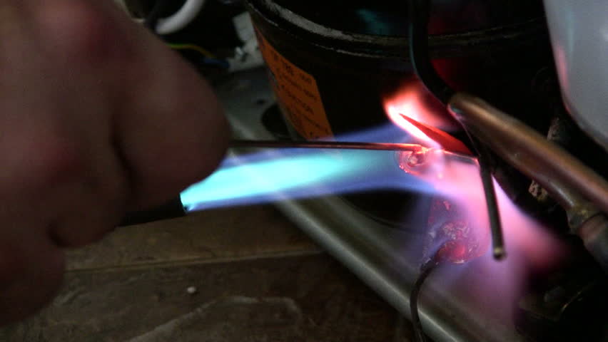 Connecting pipes through welding process