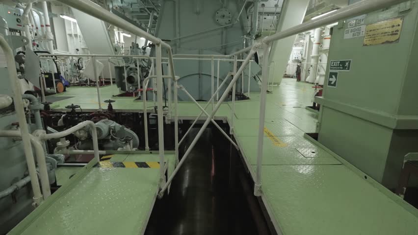 Propeller shaft and main engine of ship