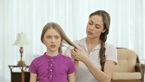 Young woman doing girl’s hair