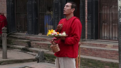 KATHMANDU, NEPAL - SEPTEMBER 29, 2016 : Man holds a religious ceremony with offerings in Pashupatinath Temple 