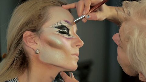 Indian Bridal Makeup Beautician の動画素材 ロイヤリティフリー Shutterstock