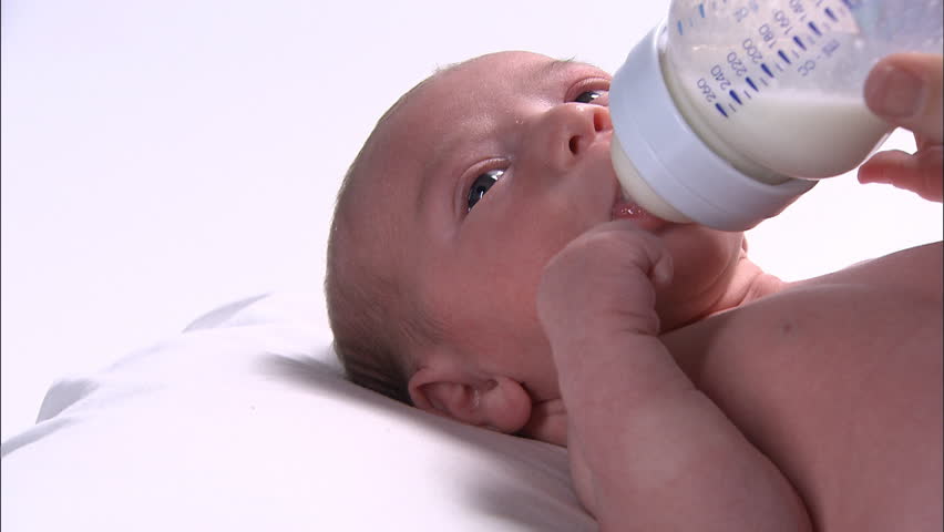 Feeding newborn baby milk