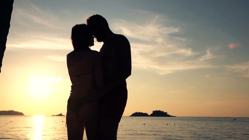 Silhouette of Couple Hugging and : vidéos de stock (100 % libres de droit) 21897112 | Shutterstock